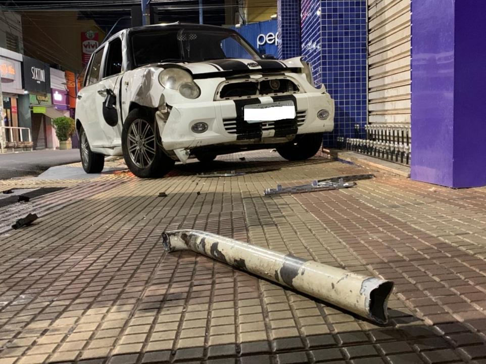 Foto 10 de 10 — Carro vai parar na calçada após acidente com moto no Centro de Araraquara